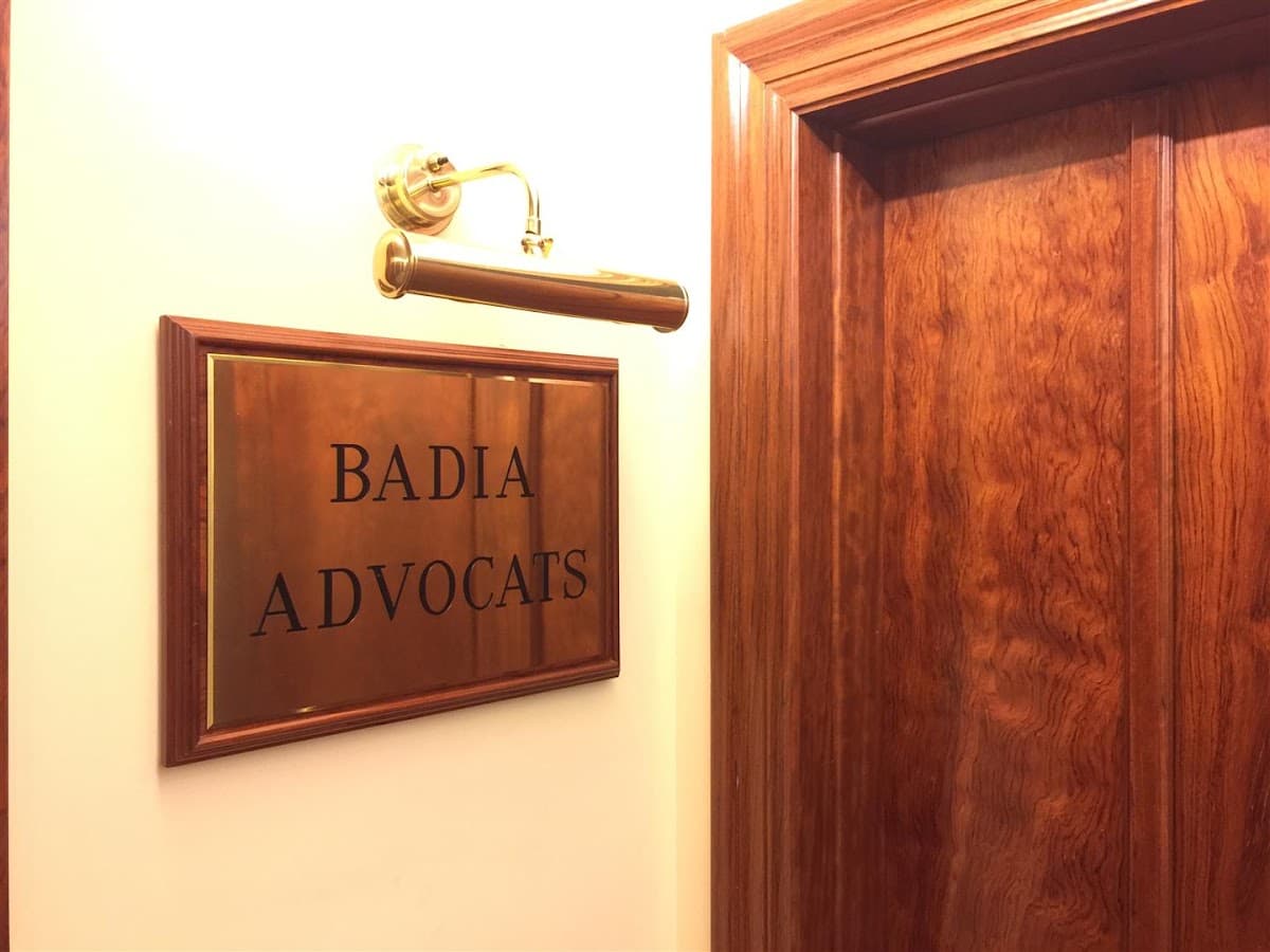 Placa identificativa de Badia Advocats en la entrada del despacho
